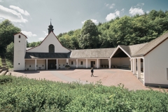 Die Wallfahrtskirche Maria Martental liegt eingebettet in die bewaldete Landschaft des Martentals. Die helle Kirchenanlage mit markantem Glockenturm und überdachten Arkadengängen umschließt einen großzügigen Vorplatz und vermittelt eine ruhige, spirituelle Atmosphäre.