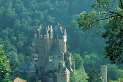 burg_eltz_maifeld