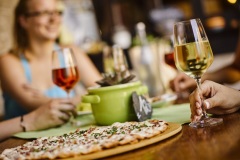 Flammkuchen und Wein